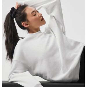 Alo- accolade crew neck pullover in white